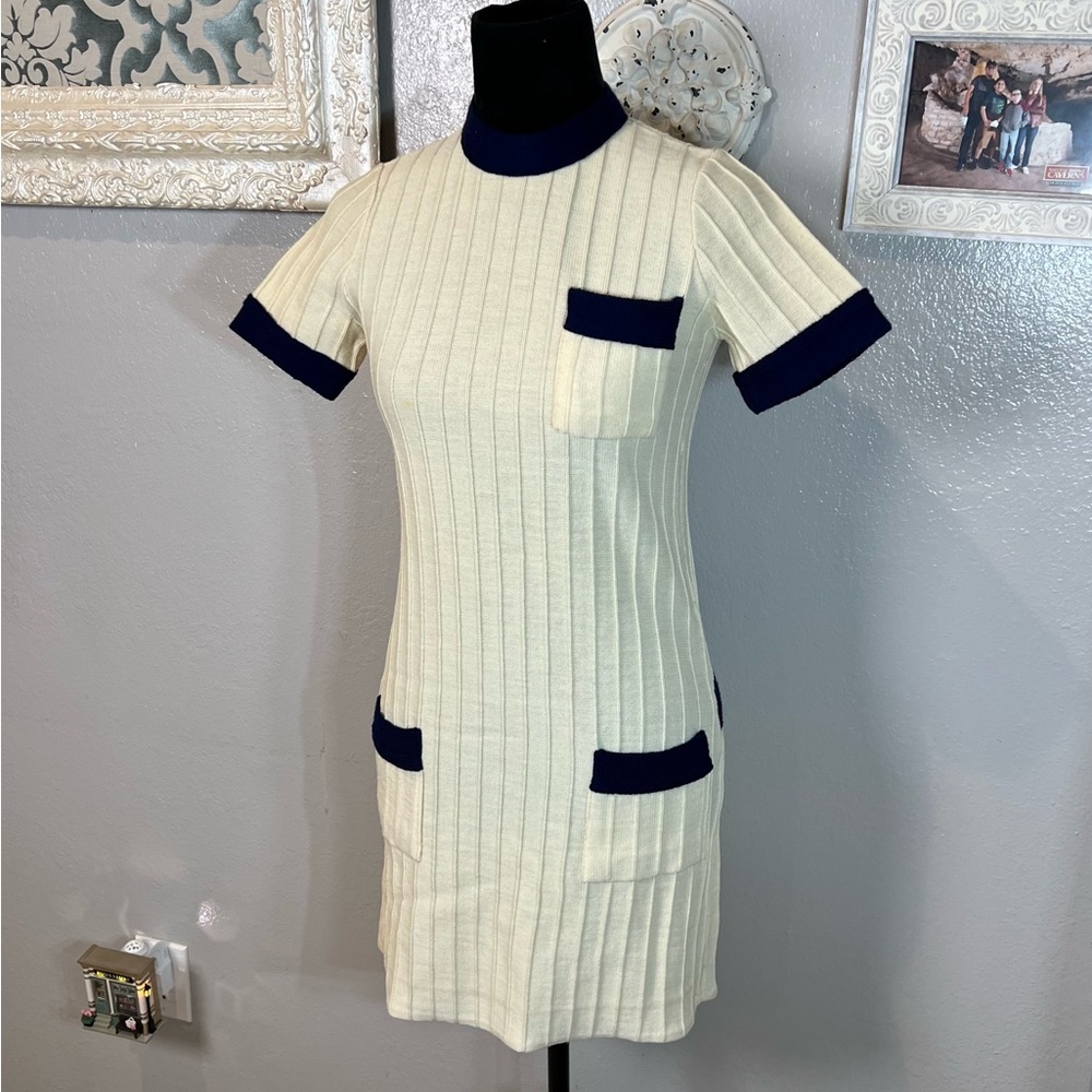 Vintage 1960’s Ribbed Knit Dress with Navy Trim - Picture 4 of 10